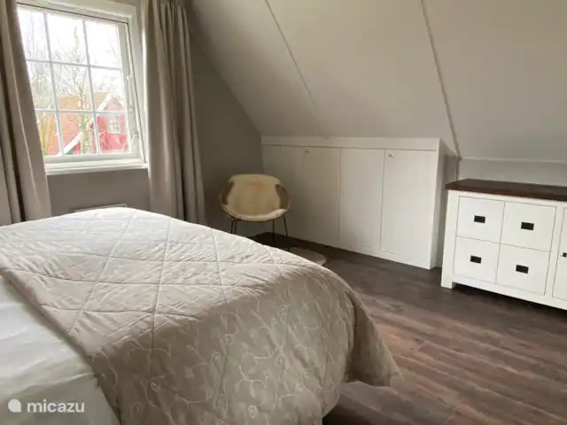 De ruime slaapkamer op de bovenverdieping is voorzien van boxspringbedden met een topper.